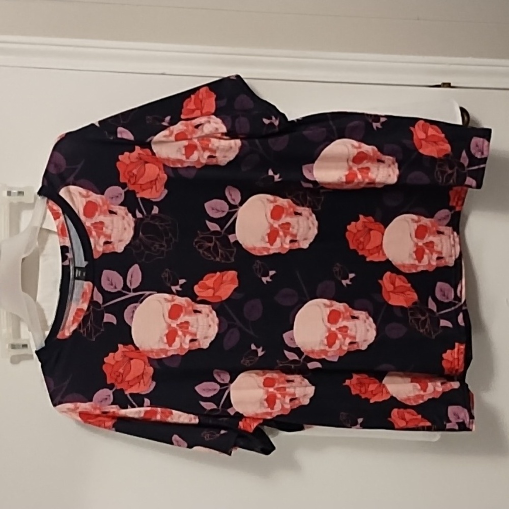 Roses and skulls top